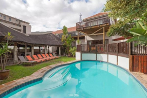Lovely studio apartment with a pool and parking